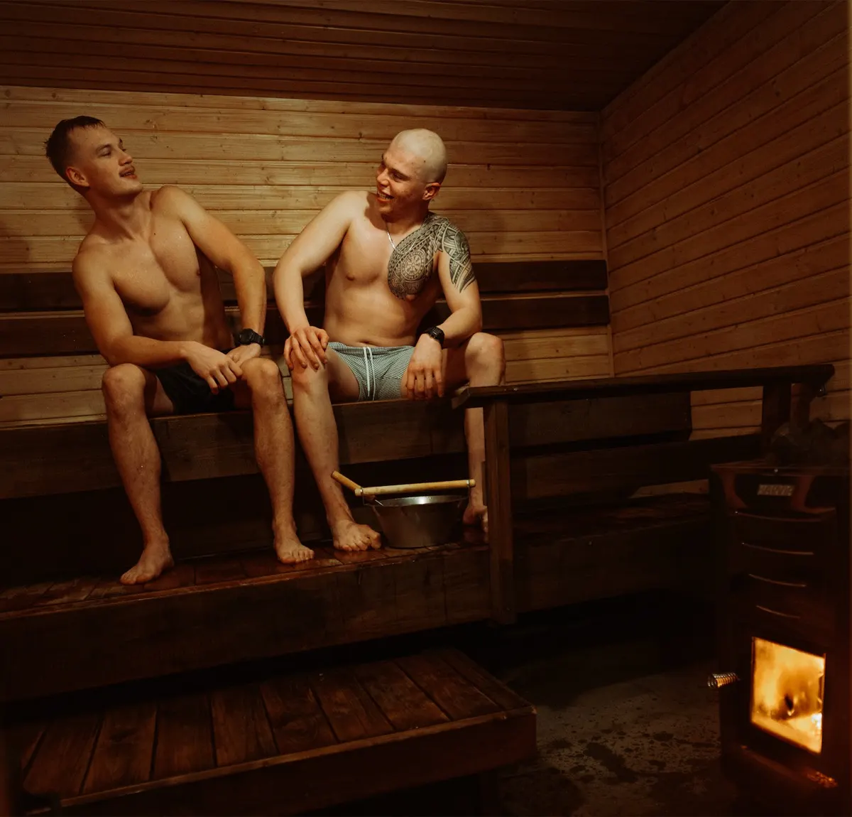 Interior da sauna da Arajärven Maja com fogão a lenha, Akaa