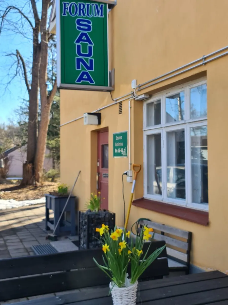 Fachada do Forum Sauna com a placa na entrada, Turku