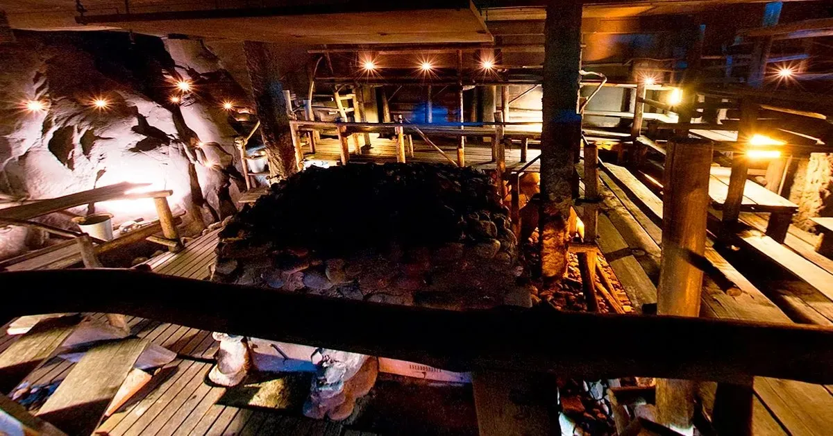 Interior da grande sauna de fumaça subterrânea de Herrankukkaro, Naantali