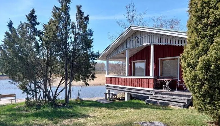 Sauna vermelha de Himoinen à beira da água, Vehmaa