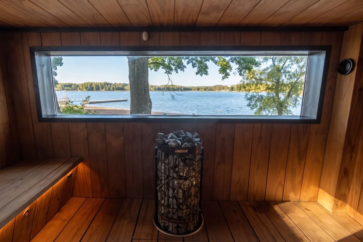 Interior da sauna contêiner com janela para o mar, Kivenlahti, Espoo