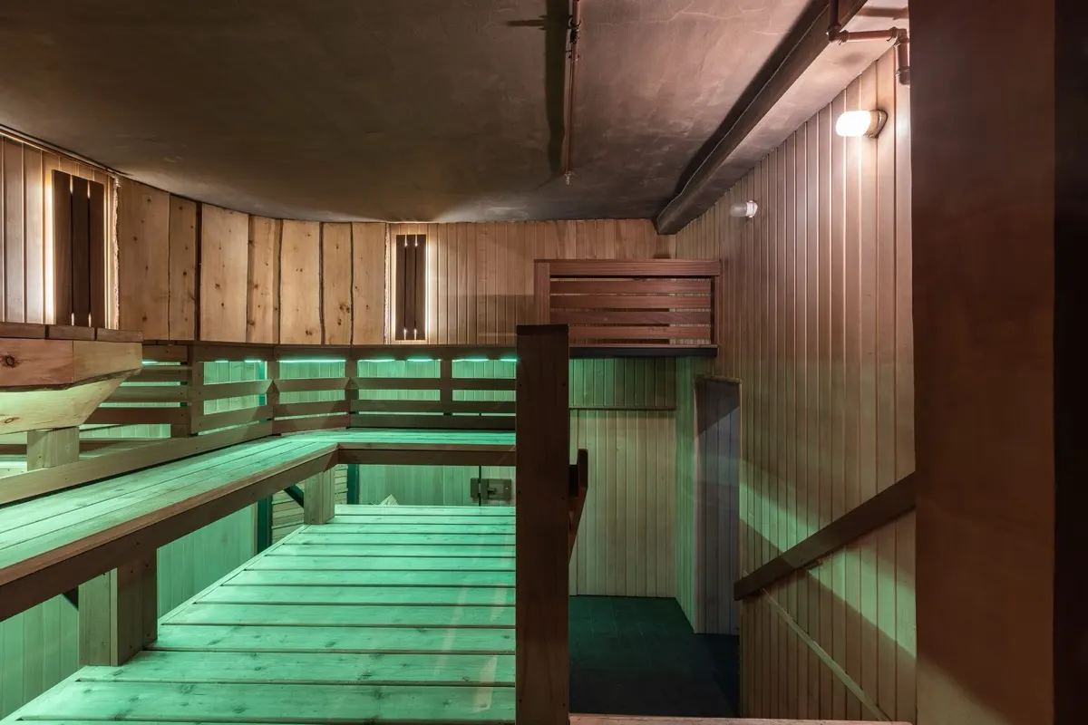Sala de vapor revestida de madeira dos Mytninskie Bani, em São Petersburgo, com bancos em degraus