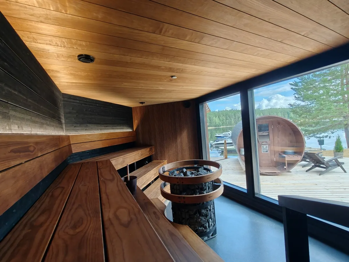 Interior da sauna com janelas amplas para o lago, Saunaranta, Punkaharju