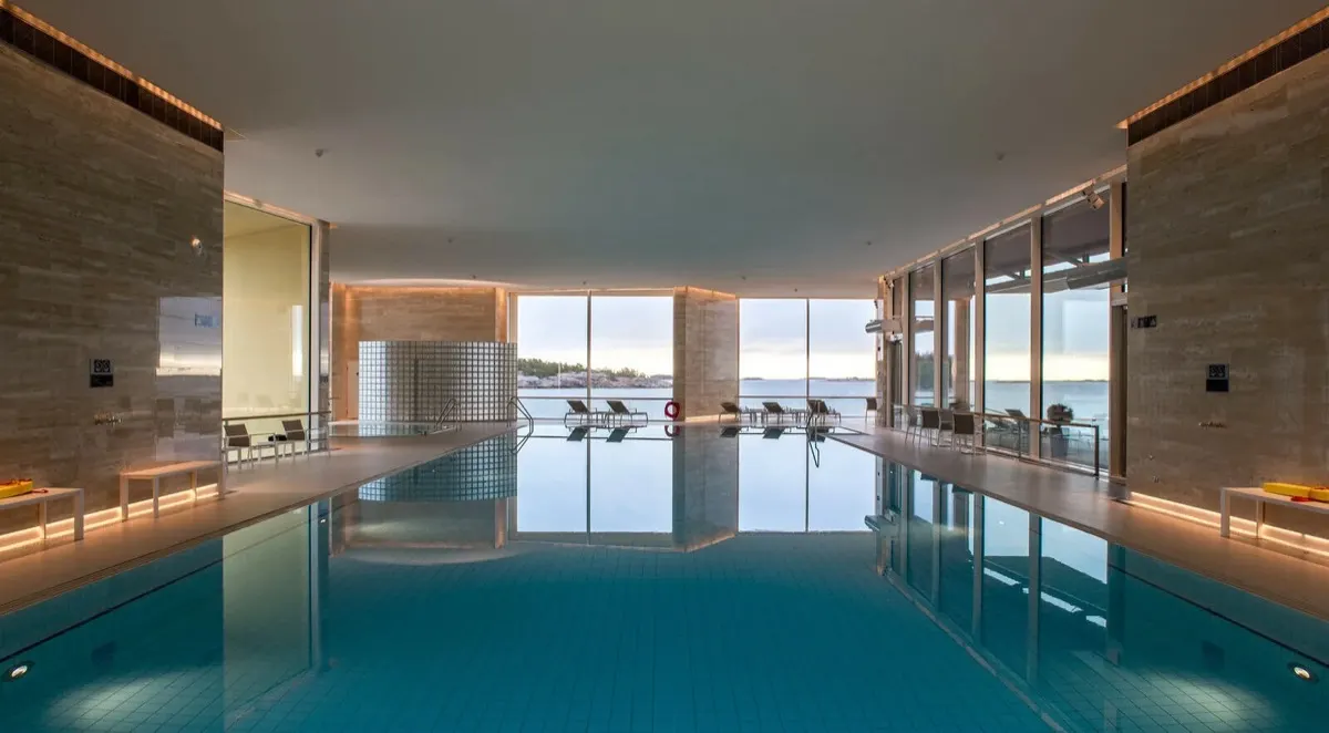 Piscina coberta do Regatta Spa com vista para o mar, Hanko