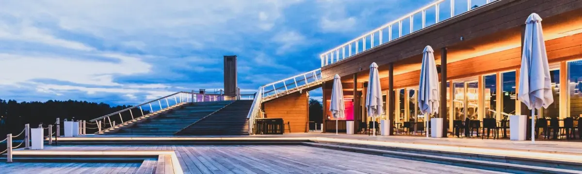 Edifício do restaurante-sauna com terraço à beira do lago, Kuopio