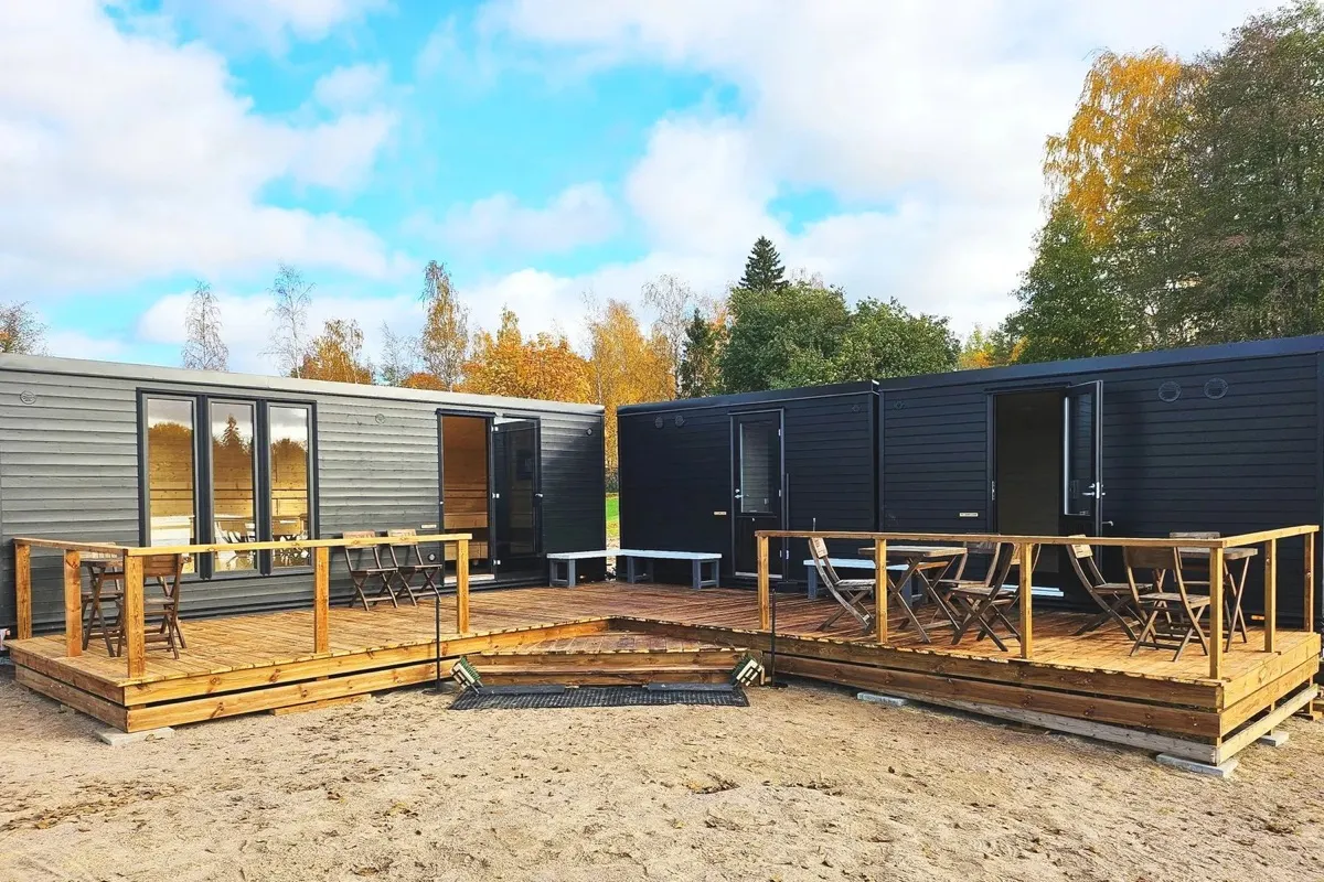 Saunas modulares com deque na praia do lago, Järvenpää