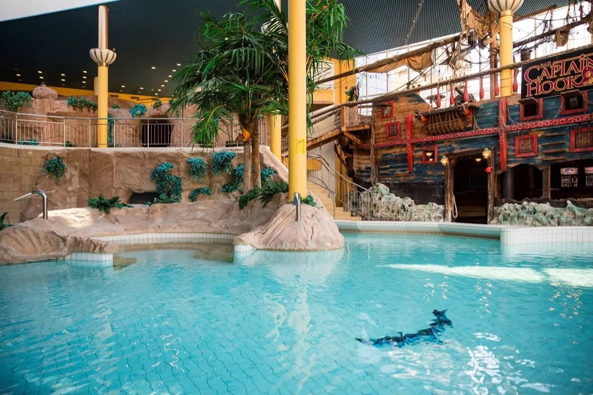 Piscina do spa com navio pirata decorativo e palmeiras, Caribia, Turku